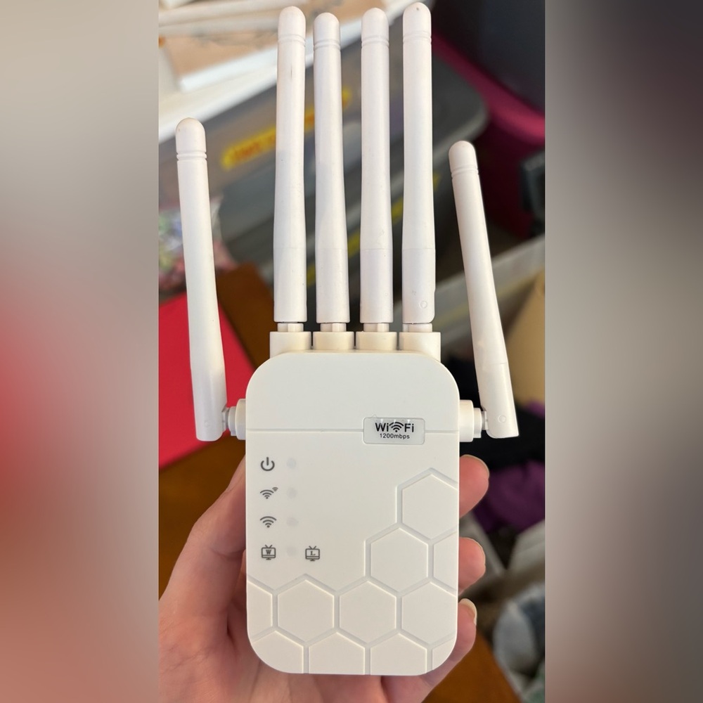 White Plug In 1200mbps WiFi Range Extender Signal Booster